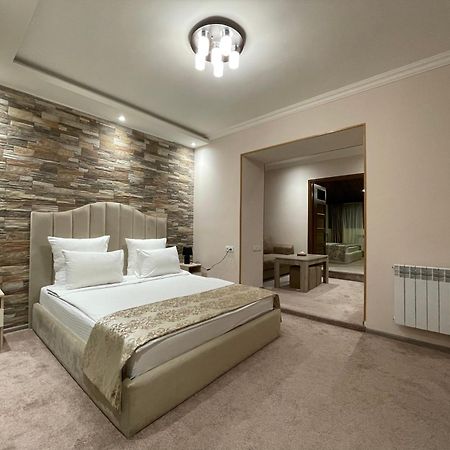 Delin Hotel And Tours Єреван Екстер'єр фото
