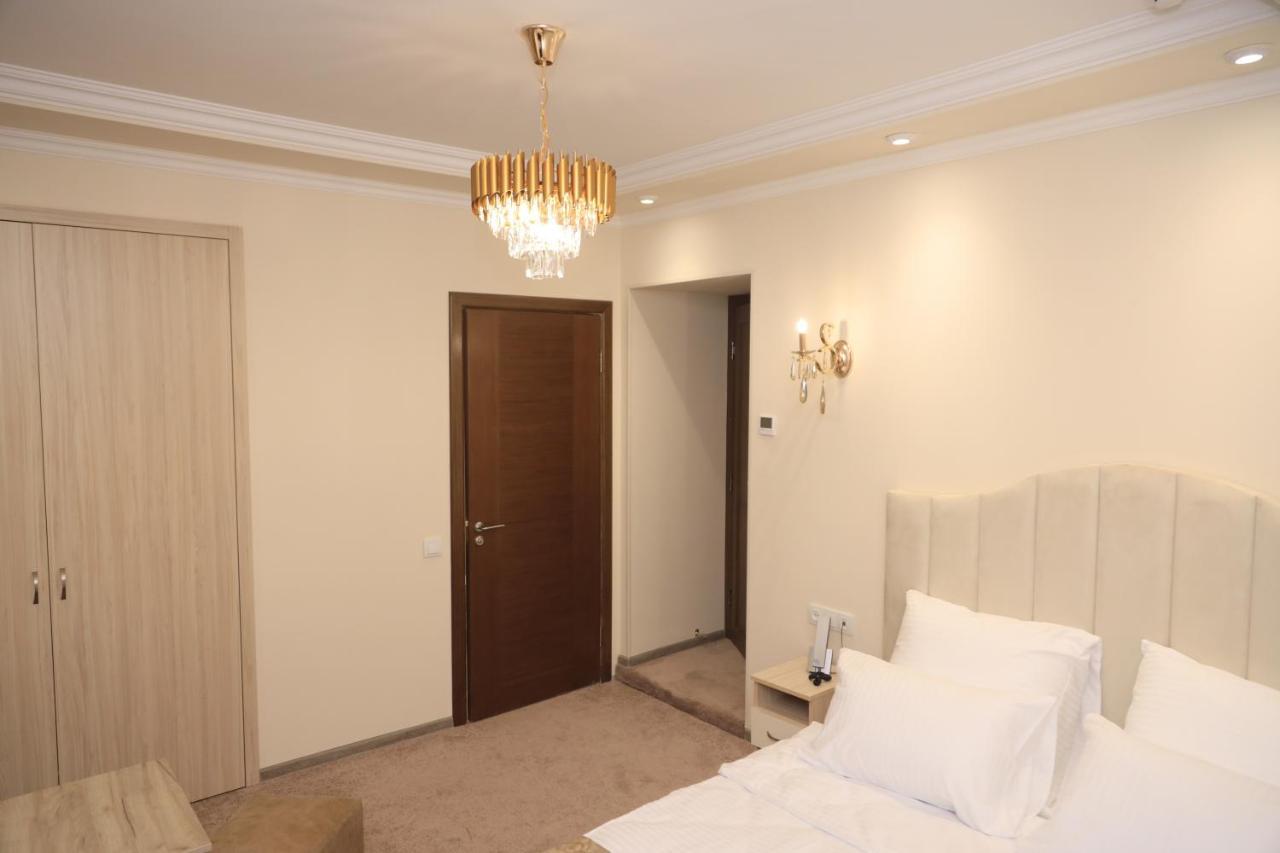 Delin Hotel And Tours Єреван Екстер'єр фото