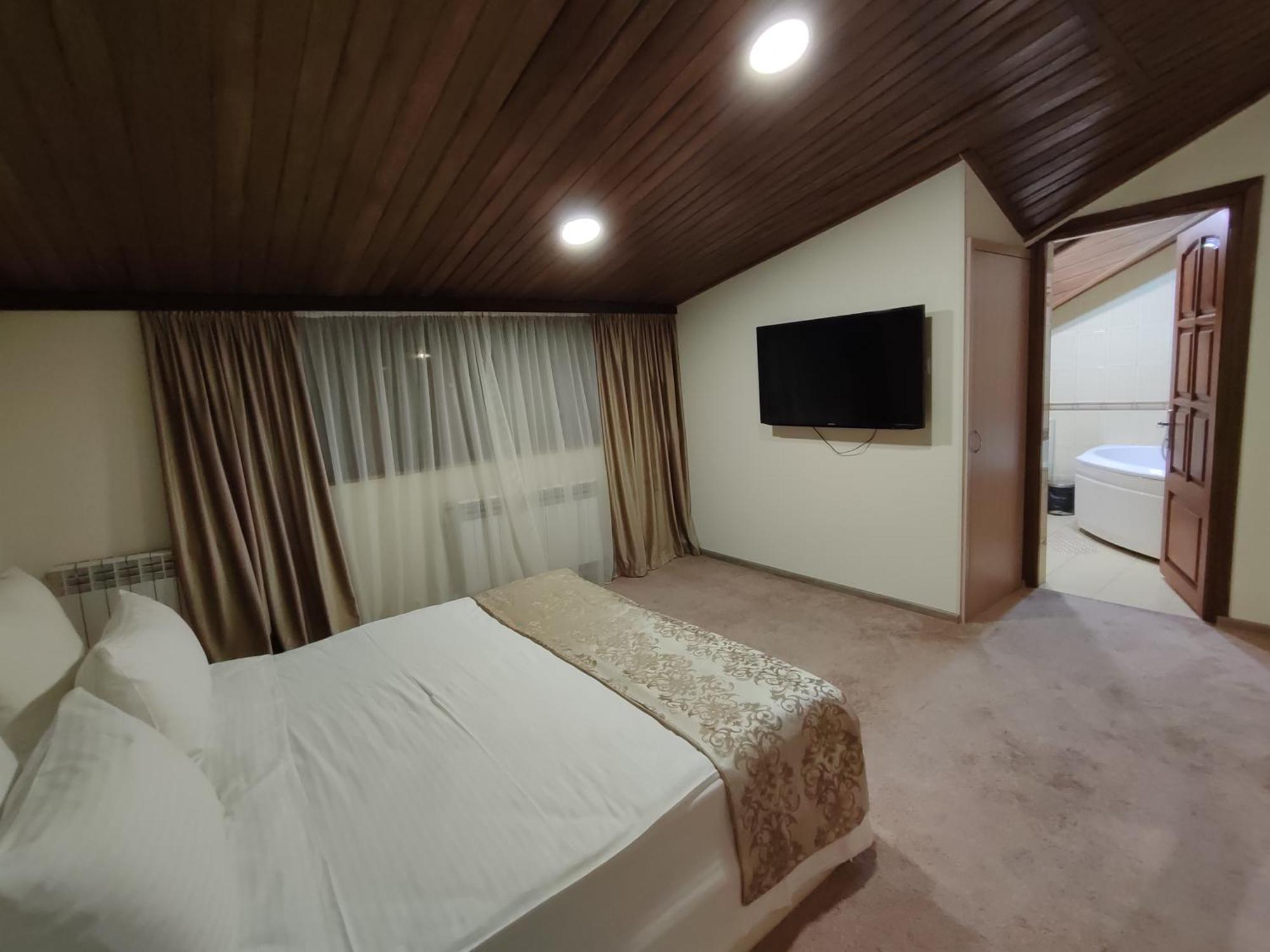 Delin Hotel And Tours Єреван Екстер'єр фото