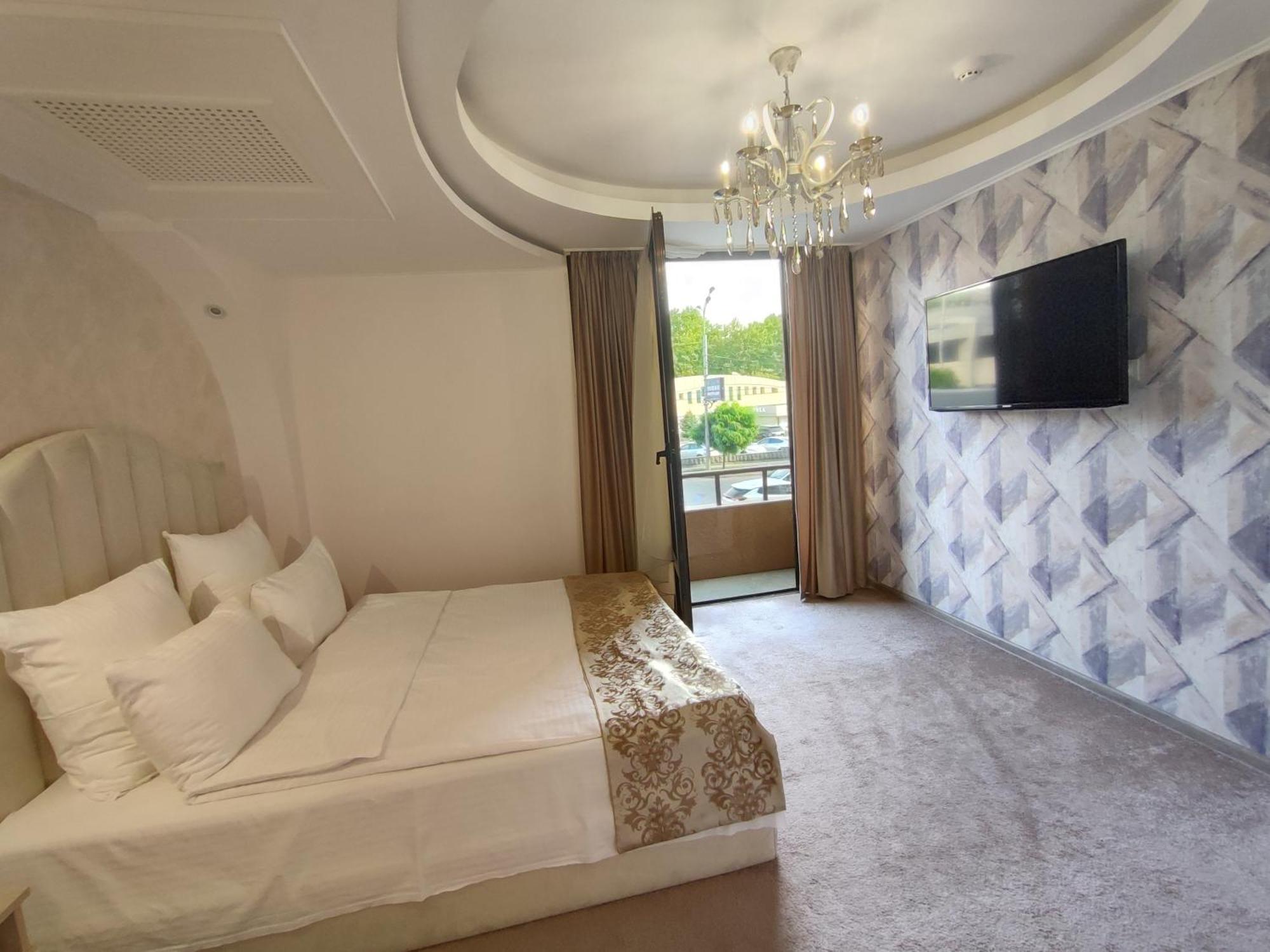 Delin Hotel And Tours Єреван Екстер'єр фото