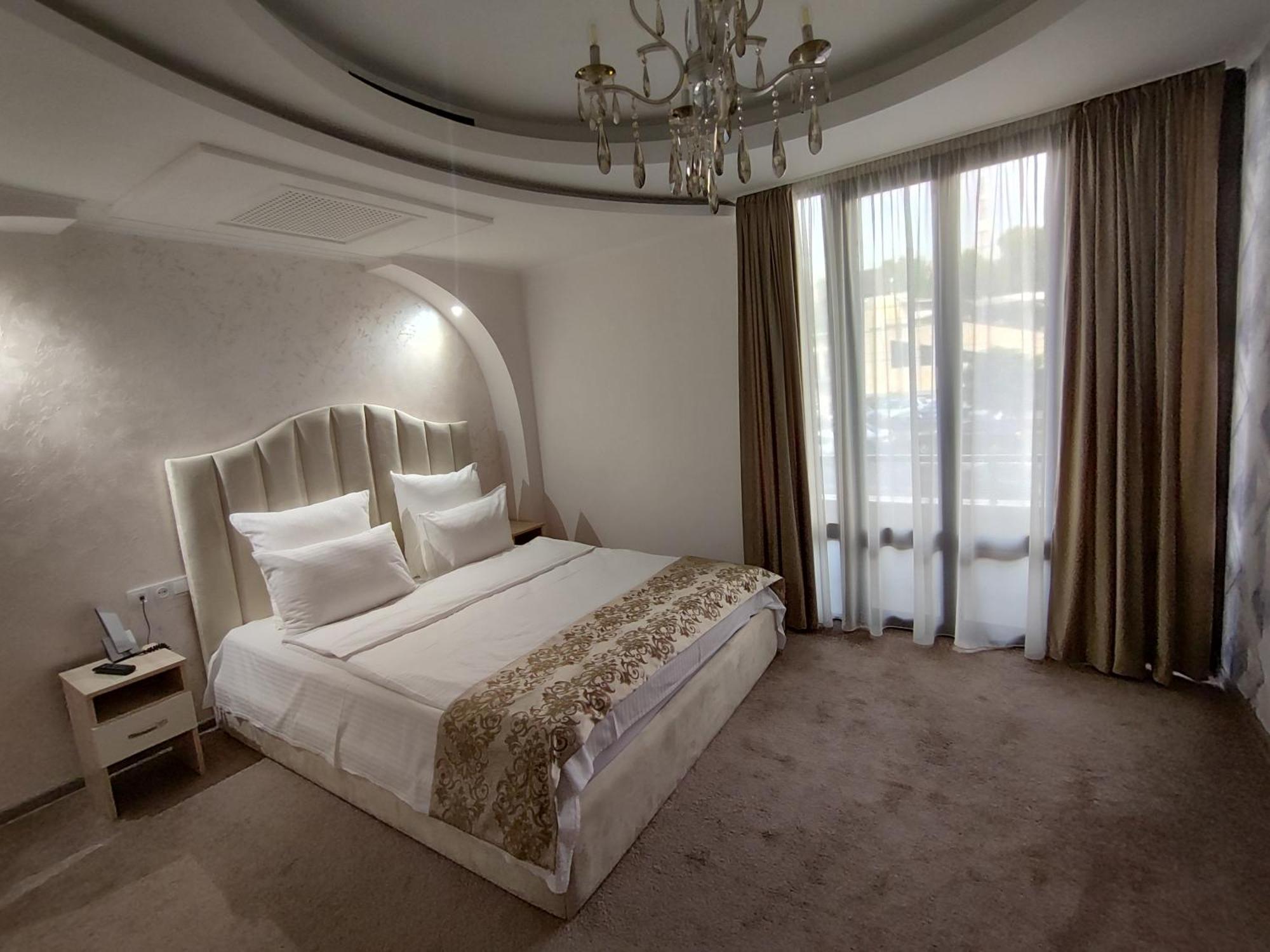 Delin Hotel And Tours Єреван Екстер'єр фото