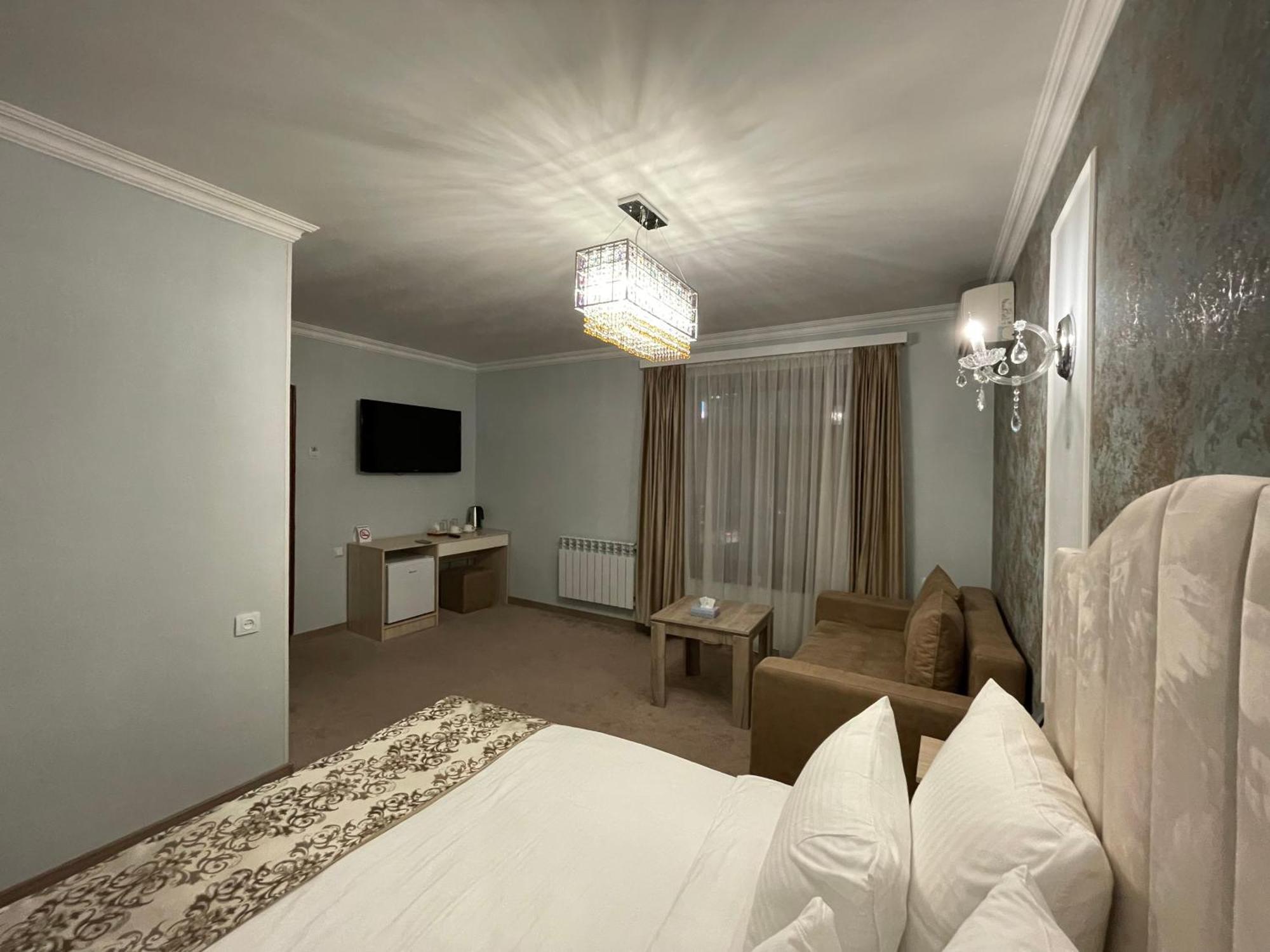 Delin Hotel And Tours Єреван Екстер'єр фото