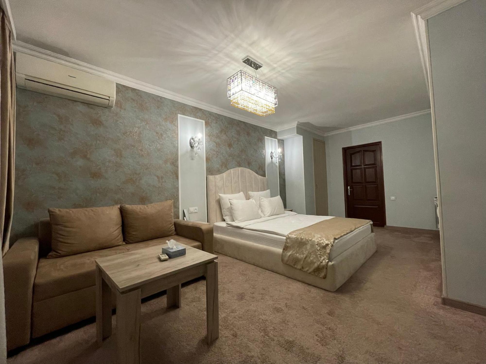Delin Hotel And Tours Єреван Екстер'єр фото