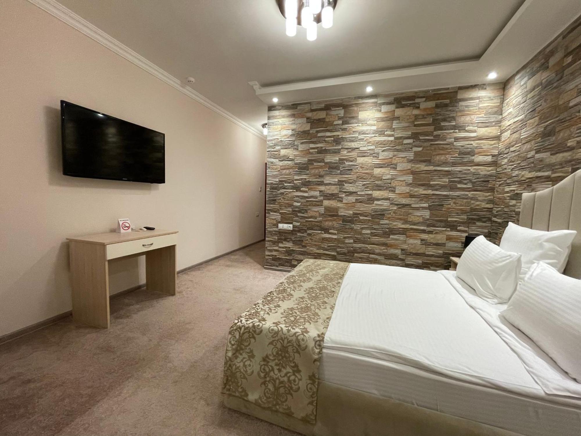 Delin Hotel And Tours Єреван Екстер'єр фото