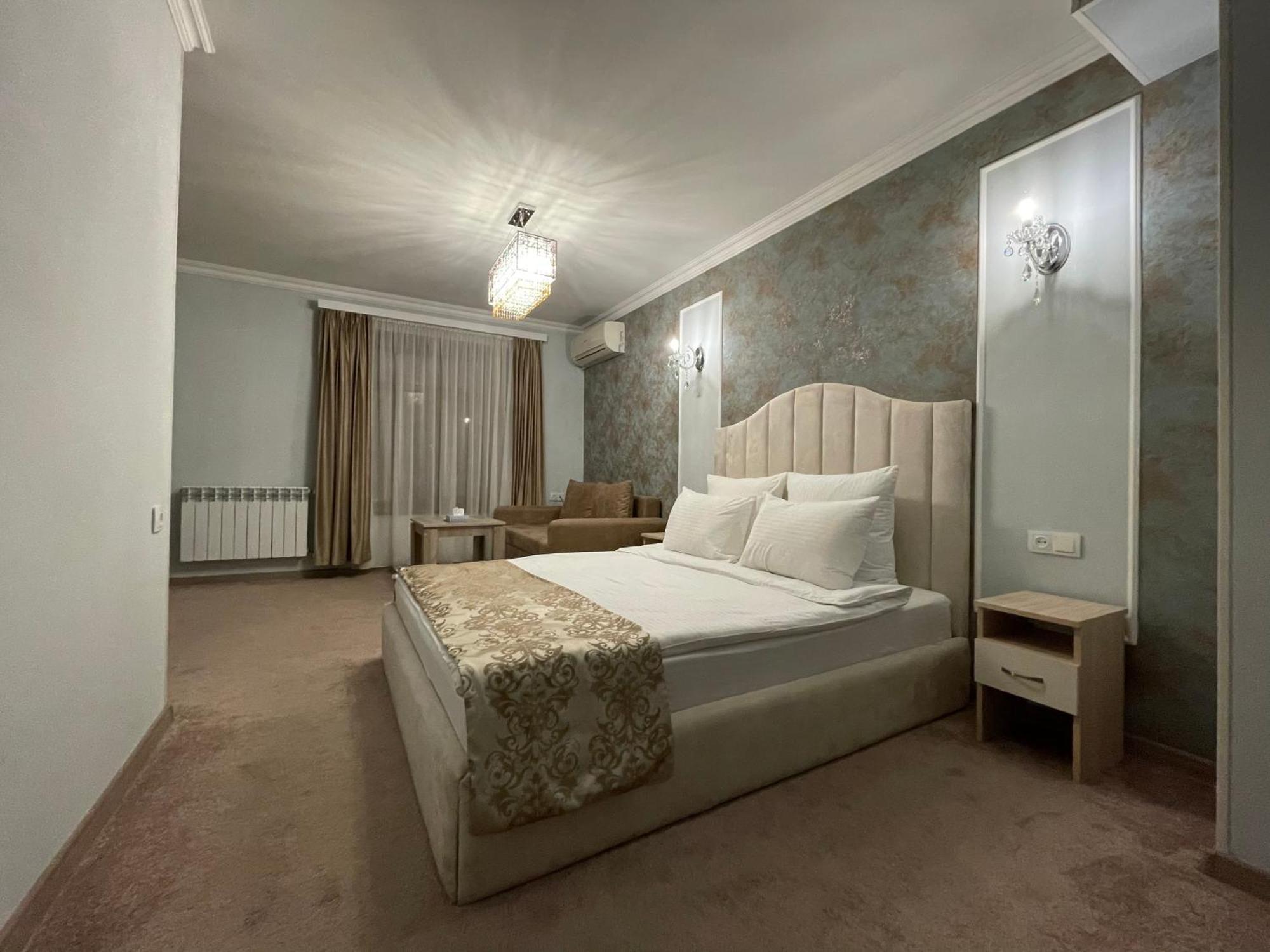 Delin Hotel And Tours Єреван Екстер'єр фото